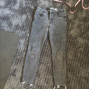Good American Gray Skinny Jeans with Frayed Hem